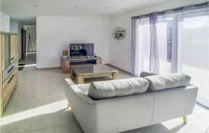 ein Wohnzimmer mit einem Sofa und einem Tisch in der Unterkunft Amazing Home In Trflez With Wifi in Tréflez