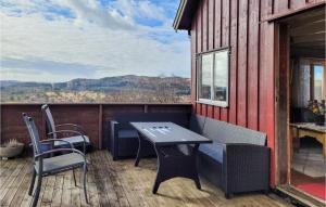 een terras met een tafel en stoelen bij Stunning Home In Sveio With 4 Bedrooms in Sveio