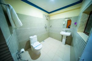 Uma casa de banho em Dharma Backpackers
