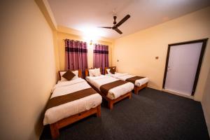 Uma cama ou camas num quarto em Dharma Backpackers