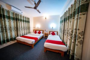 Uma cama ou camas num quarto em Dharma Backpackers