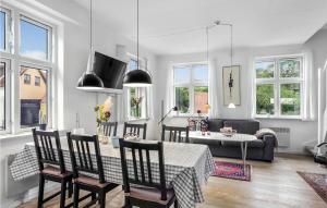 cocina y sala de estar con mesa y sillas en Amazing Apartment In Gudhjem With Wifi, en Gudhjem