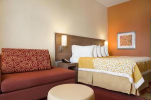 Χώρος καθιστικού στο Days Inn & Suites by Wyndham Belmont