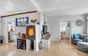 uma sala de estar com uma televisão e um sofá em Awesome Home In Hjer With House A Panoramic View em Højer