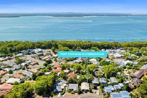 une vue aérienne d'une banlieue avec un panneau indiquant la rue dans l'établissement Trumpeter, à Corlette