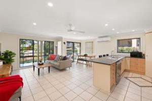 une cuisine et un salon avec un canapé et une table dans l'établissement Trumpeter, à Corlette