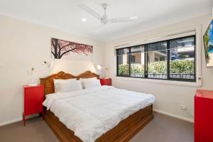 une chambre avec un grand lit et une fenêtre dans l'établissement Trumpeter, à Corlette 17 autres photos