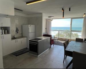 een keuken en eetkamer met uitzicht op de oceaan bij sea view apartment in Bat Yam