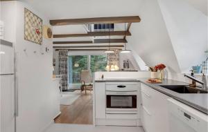 Kuchyň nebo kuchyňský kout v ubytování Beautiful Home In Vestervig With Wifi
