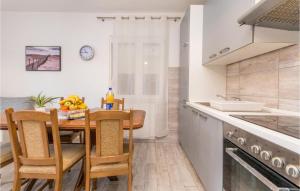 Una cocina o zona de cocina en 2 Bedroom Stunning Apartment In Galovac