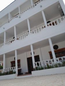 un edificio blanco con balcones en un lateral en Hotel Santa Fe del Parque en Santa Fe de Antioquia
