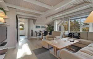 sala de estar con sofá y mesa en Amazing Home In Vestervig With Lake View en Vestervig
