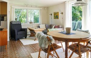 sala de estar con mesa y sofá en Nice Home In Allinge With Wifi en Allinge