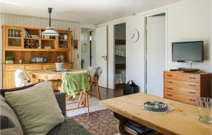 sala de estar con sofá y mesa en Nice Home In Allinge With Wifi en Allinge