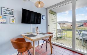 Μια τηλεόραση ή/και κέντρο ψυχαγωγίας στο 1 Bedroom Beautiful Home In Fanø