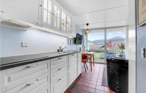 Η κουζίνα ή μικρή κουζίνα στο 1 Bedroom Beautiful Home In Fanø