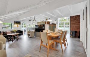 jadalnia i salon ze stołem i krzesłami w obiekcie Stunning Home In Rm With Kitchen w mieście Bolilmark