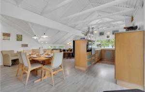 uma cozinha e sala de jantar com mesa e cadeiras em Stunning Home In Rm With Kitchen em Bolilmark