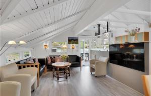 uma sala de estar com mobiliário branco e uma mesa em Stunning Home In Rm With Kitchen em Bolilmark