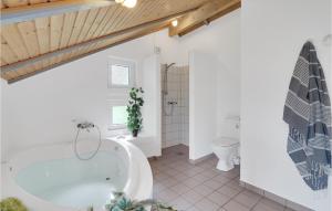 Bilik mandi di Stunning Home In Rømø With Kitchen +22 gambar