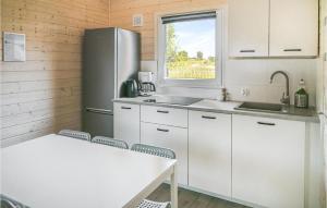 Η κουζίνα ή μικρή κουζίνα στο Awesome Home In Rewal With Kitchen