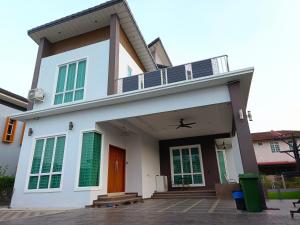 コタバルにあるLUXURY Modern House Kubang Kerian UNIFI 4 Bedroomsの白い家(緑のシャッター、バルコニー付)