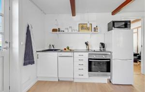 Cucina o angolo cottura di Stunning Apartment In Nørre Alslev