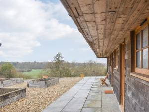- une vue depuis la terrasse couverte d'une maison avec terrasse dans l'établissement The Hen House, à Bodiam
