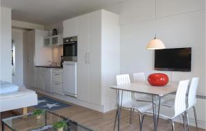 阿灵厄Stunning Apartment In Allinge的房间里有一张桌子和几把椅子的厨房