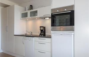 Stunning Apartment In Allinge的厨房或小厨房