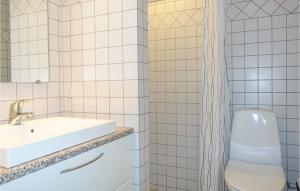 Stunning Apartment In Allinge的一间浴室