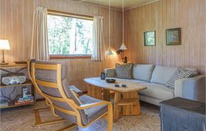 ein Wohnzimmer mit Sofa und Tisch in der Unterkunft 3 Bedroom Beautiful Home In Nexø in Neksø