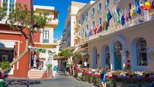 una calle en una ciudad con banderas en los edificios en Casa Nannina - Seaview Terrace with Jacuzzi in Capri, en Capri