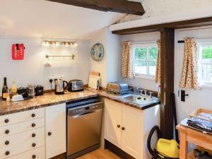 A kitchen or kitchenette at Primrose Cottage