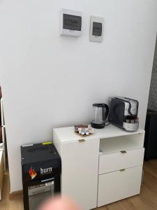 una cocina con un armario blanco con un aparato en WildGlampingArieseni en Arieşeni