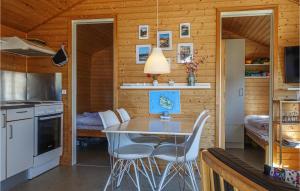 Dapur atau dapur kecil di Cozy Home In Nexø With Wifi