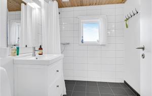 Koupelna v ubytování Amazing Home In Pandrup With Kitchen