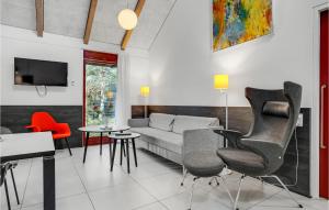 ein Wohnzimmer mit einem Sofa und Stühlen in der Unterkunft Lovely Home In Grenaa With Kitchen in Grenå