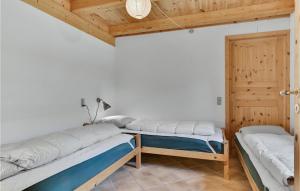 2 stapelbedden in een kamer met houten plafonds bij Fuglsang in Tranekær