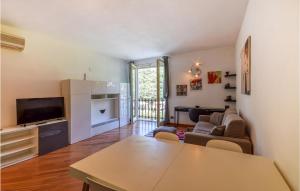 - un salon avec une table, un canapé et une télévision dans l'établissement Stunning Apartment In Bogliasco With Kitchen, à Bogliasco