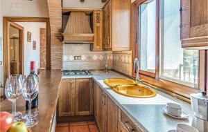 Η κουζίνα ή μικρή κουζίνα στο Cozy Home In Mecina Bombarón With Wifi