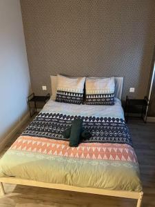 una cama con almohadas en una habitación en Appartement au pied de la gare, en Noisy-le-Sec
