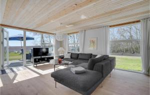 een woonkamer met een bank en een tv bij Awesome Home In Thyholm With Kitchen in Thyholm