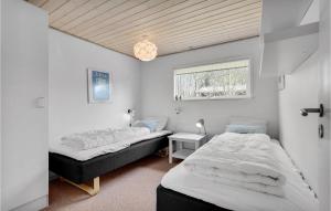 een slaapkamer met 2 bedden en een raam bij Awesome Home In Thyholm With Kitchen in Thyholm
