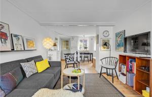 Beautiful Home In Ribe With Wifi في ريبي: غرفة معيشة مع أريكة وطاولة