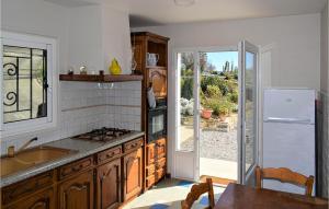 eine Küche mit einem Waschbecken und eine Tür zu einer Terrasse in der Unterkunft Nice Home In Ainharp With House A Mountain View 