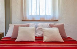 - un lit avec 4 oreillers et une fenêtre dans l'établissement Sole 4, à Cavallino-Treporti