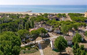 Sole 4 في كافالّينو تريبورتي: منظر جوي لحي مليء بالأشجار والشاطئ +18 صورة