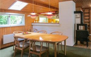 Η κουζίνα ή μικρή κουζίνα στο 3 Bedroom Gorgeous Home In Rønne