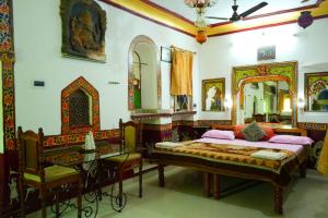 Schlafzimmer mit einem Bett und einem Spiegel in der Unterkunft Kasera Paradise in Bundi